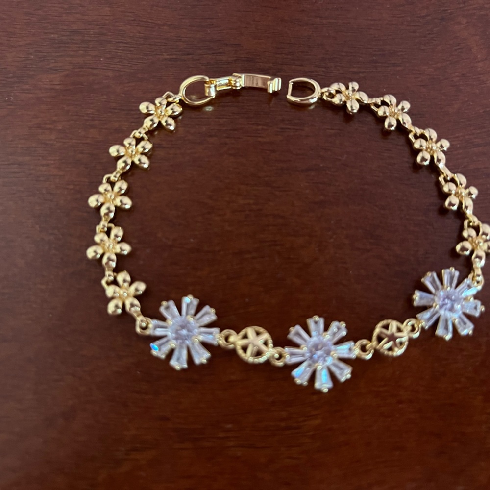 Gold Tone rhinestone, Flower bracelet with Fold Over Clasp, 9” long - Picture 5 of 6